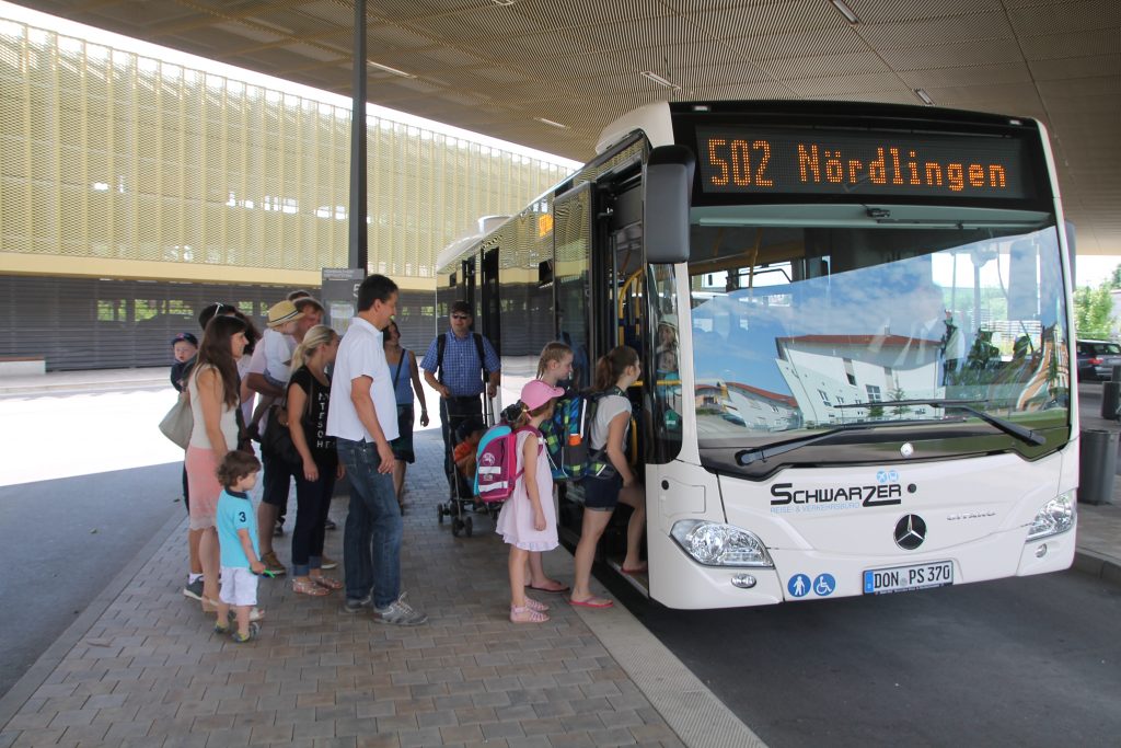 Einstieg ÖPNV Fahrgäste in Bus der Firma Schwarzer